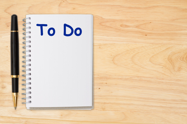 Para hacer en un cuaderno con un bolígrafo en un escritorio con espacio para su lista de tareas o recados - Foto, Imagen