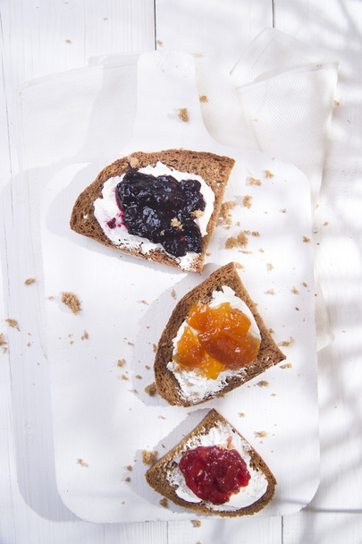 Ontbijt brood en jam  - Foto, afbeelding