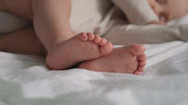 自宅のベッドで寝ている白人の小さな赤ん坊の女の子の追跡。8Kでレッドヘリウムカメラで撮影.  - 映像、動画