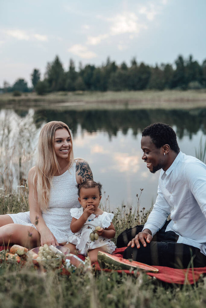 Radostná rodina smíšeného rasového páru a jejich dítěte - Fotografie, Obrázek