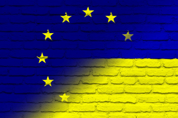 Az Európai Unió (EU) és Ukrajna. Az Európai Unió lobogója és Ukrajna lobogója. A támogatás fogalma, országok társulása, politikai és gazdasági kapcsolatok. Zászló téglafal textúrával. Illusztráció. - Fotó, kép