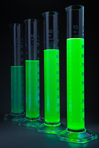 Liquide vert en bouteilles
 - Photo, image