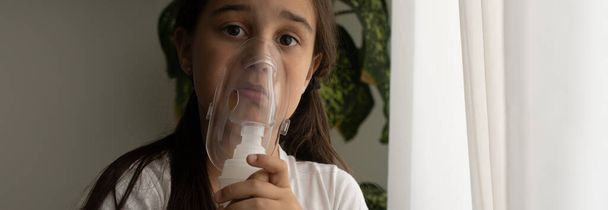 beteg kislány teszi belélegzés szürke háttér másolási hely. Lány, aki porlasztóval lélegzik otthon. gyermek asztma inhalátor inhalációs porlasztó gőz beteg köhögés - Fotó, kép
