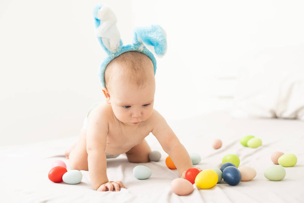 Niño vestido de conejo y huevos de Pascua - Foto, imagen