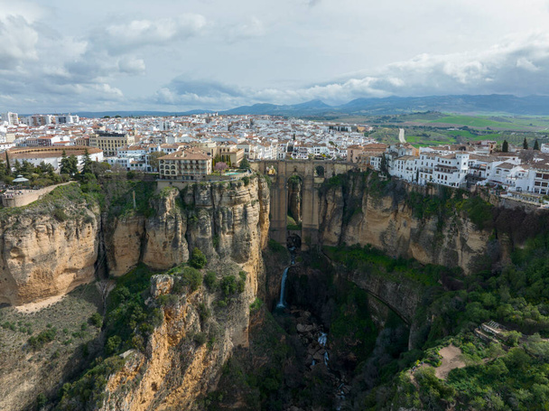 vista aérea de la monumental ciudad de Ronda en la provincia de Málaga, España - Foto, Imagen