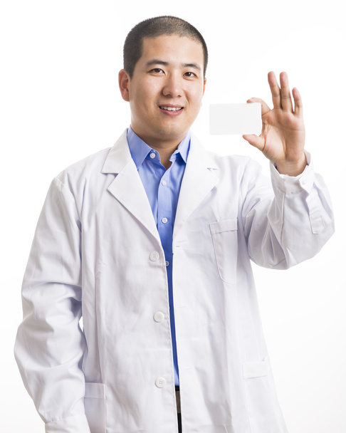 jonge dokter permanent geïsoleerd op wit - Foto, afbeelding