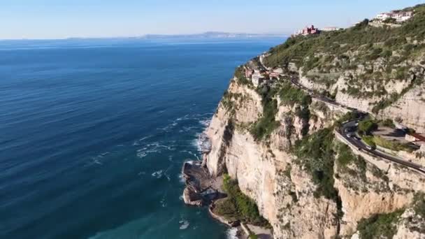 Pohled na Sorrento Coast, Sorrento, Vico Equense. Letecký výhled na pobřeží s výhledem na moře. Itálie kampaň. - Záběry, video