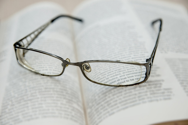 Крупним планом читання окулярів на книзі
 - Фото, зображення