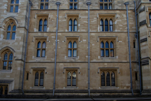 英国オックスフォードの中心部にある壮大な歴史的建造物 - 写真・画像