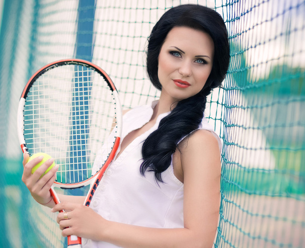 Mulher de pé com raquete de tênis
 - Foto, Imagem