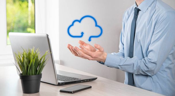 Liikemies tilalla kuvake pilvi computing verkko ja kuvake yhteyden tiedot kädessä. Pilvipalvelut ja teknologian käsite - Valokuva, kuva