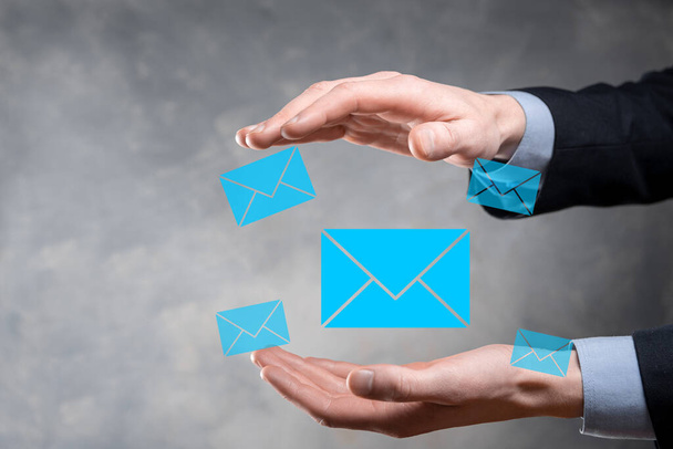 Obchodník ruka držící e-mailovou ikonu, Kontaktujte nás newsletter e-mailem a chránit své osobní údaje před spam mail. Zákaznický servis call centrum Kontaktujte nás koncept. - Fotografie, Obrázek