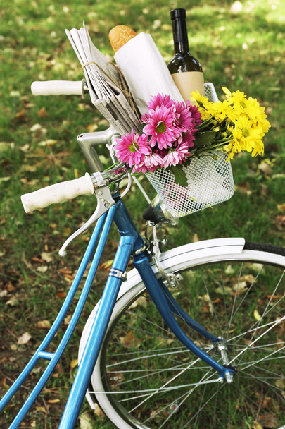 Bicycle with flowers and bottle - Valokuva, kuva