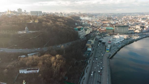 Vue aérienne sur drone. Vue sur le fleuve Dniepr et le district de Podil à Kiev. - Photo, image