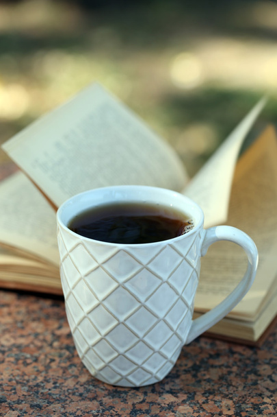 Csésze forró ital és a könyv - Fotó, kép