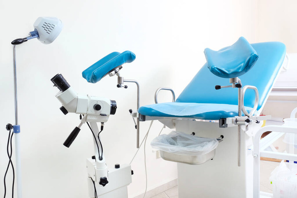 Гінекологічна кімната в клініці зі стільцем та обладнанням, інструменти для обстеження жіночого здоров'я
. - Фото, зображення