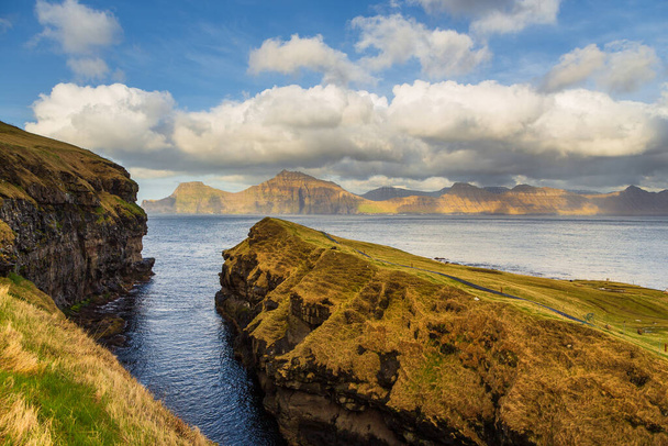 Pôr do sol sobre as Ilhas Faroé, um arquipélago vulcânico no Oceano Atlântico. Gjogv, Ilha Eysturoy, Ilhas Faroé. - Foto, Imagem