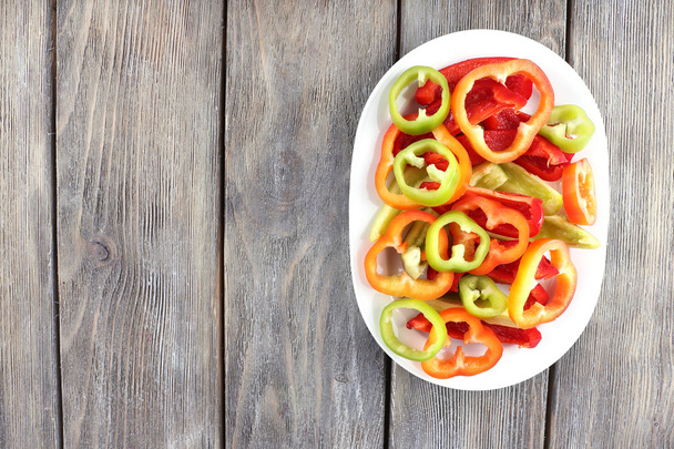 Sliced pepper on oval plate - Фото, изображение