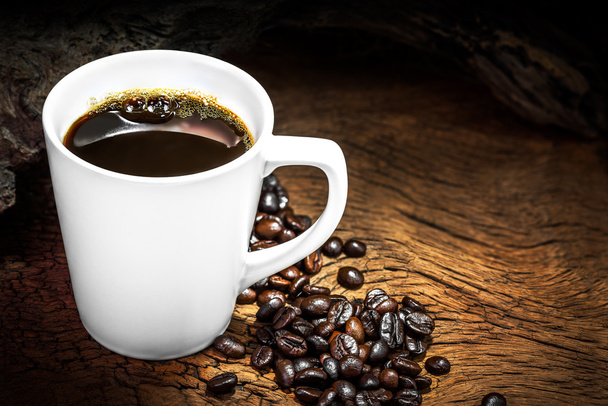 černá káva a kávové boby - Fotografie, Obrázek