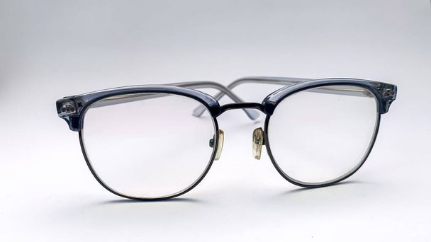Beyaz arka planı olan açık gri gözlüklü. Bu gözlükler genellikle bilgisayarın önünde ya da sadece kitap okurken kullanılır.. - Fotoğraf, Görsel