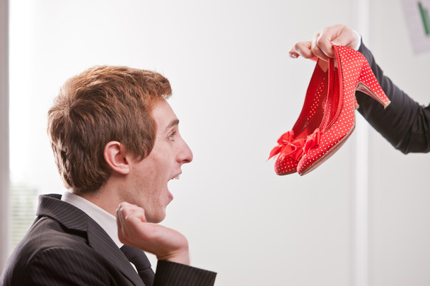 Рыжий парень любит красные каблуки
 - Фото, изображение