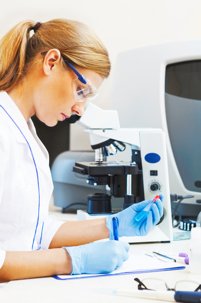 Woman in a laboratory working with samples. - Φωτογραφία, εικόνα