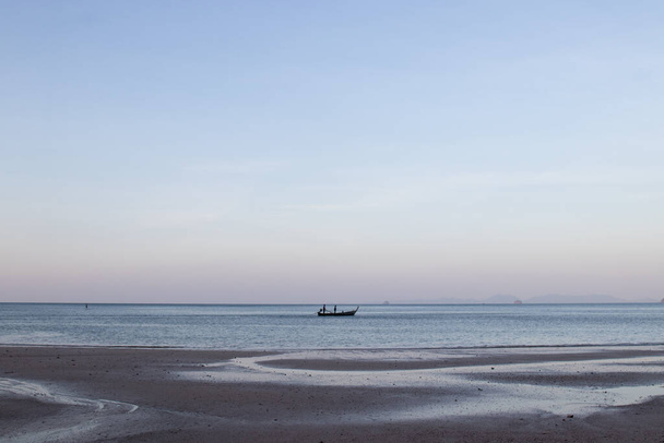 Rustige en vredige moment aan zee in de ochtend - Foto, afbeelding