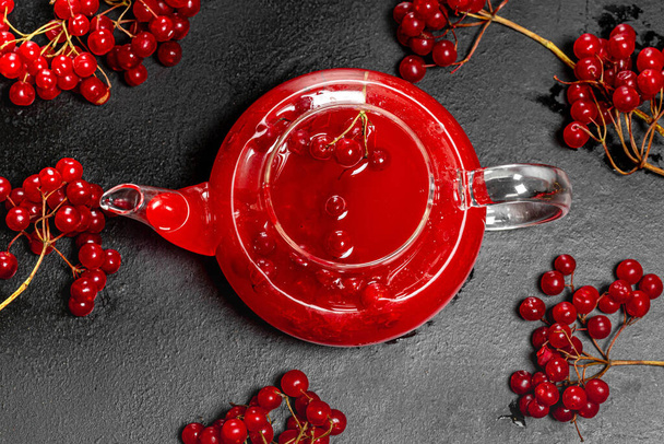 Вид зверху скляного чайника зі свіжими ягодами вітряної вібрації
 - Фото, зображення