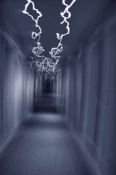 interieur gang van een gebouw met paranormale activiteit, nachtmerrie, blauw getint - Foto, afbeelding