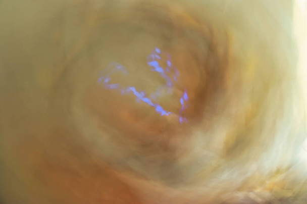 sumuinen pyörre, jonka keskellä on sähköilmiö - Valokuva, kuva