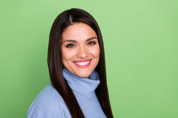 Портрет привлекательной веселой длинноволосая добрая женщина удобной теплой одежды изолированы на ярко-зеленом фоне - Фото, изображение