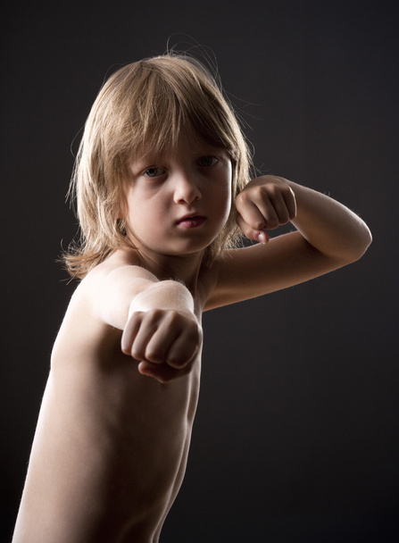 jongen opvallend een gevechten pose - Foto, afbeelding