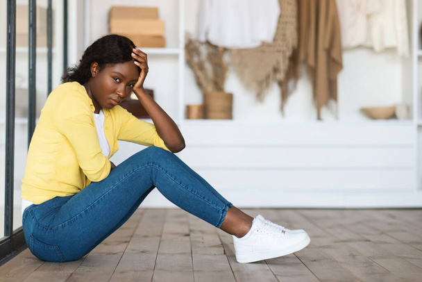Depresso nero donna seduta esprimere tristezza sentirsi soli a casa - Foto, immagini
