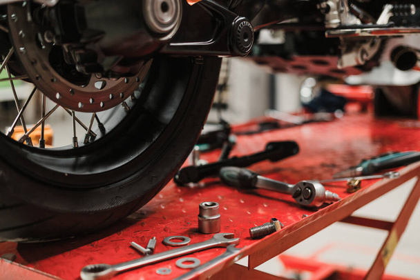 Motocicleta personalizada de pie en taller de reparación - Foto, Imagen