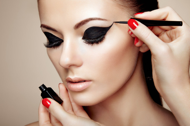 Makeup artist applies eye shadow - Zdjęcie, obraz