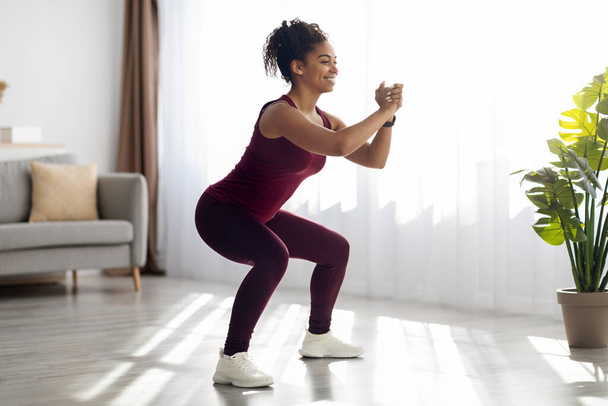 Motivované africká americká žena cvičení doma - Fotografie, Obrázek