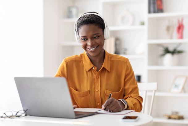alegre negro mujer estudiante tener en línea clase en casa - Foto, imagen