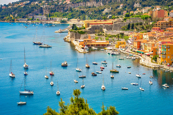Panoramablick auf schöne Luxus-Resort und Bucht auf Hügeln hinunter zur Küste der Französischen Riviera - Villefranche-sur-Mer liegt zwischen Nizza und Monaco. Lebendiges Reisekonzept. Mittelmeer. - Foto, Bild