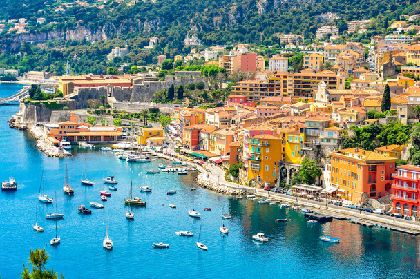 Panoramatický výhled na krásné luxusní letovisko a záliv na kopcích vedoucích až k pobřeží francouzské riviéry - Villefranche-sur-Mer se nachází mezi Nice a Monakem. Živé pojetí cestování. Středozemní moře. - Fotografie, Obrázek