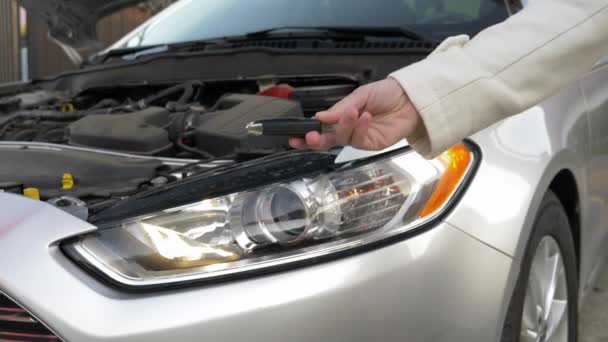 Proprietário de um automóvel dá chaves para o reparador de carro. - Filmagem, Vídeo