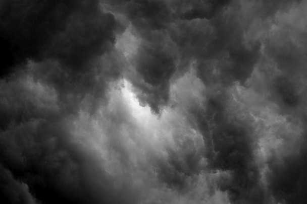 Jumalan kirkas valo loistaa mustien pilvien läpi
 - Valokuva, kuva