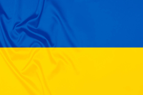Gładka elegancka tkanka abstrakcyjne tło w kolorze ukraińskiej flagi. Tło tekstylne. Tapeta do tkanin. Element projektu graficznego - Zdjęcie, obraz