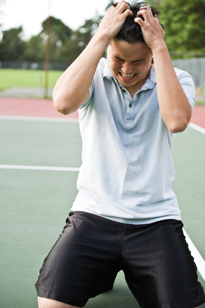 Jugador de tenis decepcionado
 - Foto, imagen