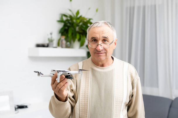 starší muž s malým modelovým letadlem - Fotografie, Obrázek
