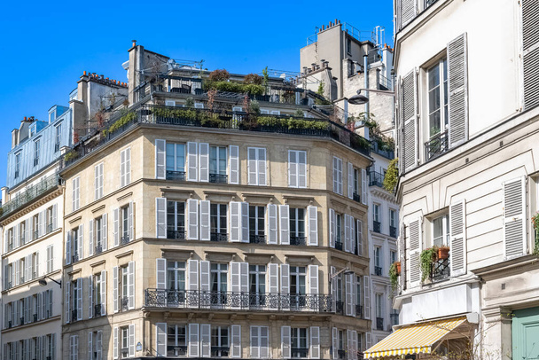Paris, luxury parisian facade rue de Fleurus in the 6e arrondissement, with terraces on the rooftop - Photo, Image
