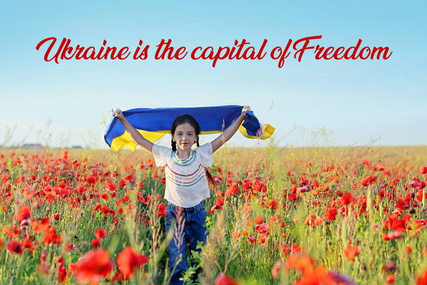 Ragazzina in corsa con bandiera ucraina nel campo di papaveri. L'Ucraina è la capitale della libertà - Foto, immagini