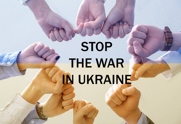 Lidé drží zaťaté pěsti a text STOP THE WAR IN UKRAINE - Fotografie, Obrázek