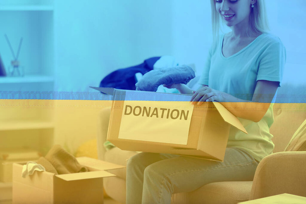 Doble exposición de voluntarias poniendo ropa en cajas de donaciones y bandera de Ucrania. Ayuda humanitaria a los refugiados - Foto, imagen