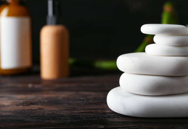 Stack of white spa stones on wooden table - Zdjęcie, obraz
