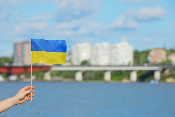 Žena držící národní vlajku Ukrajiny venku - Fotografie, Obrázek